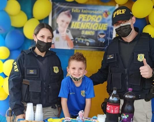 Menino recebe policiais rodoviários na festa de aniversário