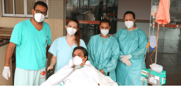 Pacientes tomam banho de sol no Hospital Uopeccan Umuarama