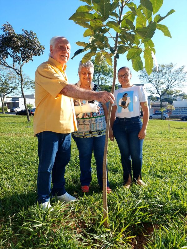 Paciente reencontra árvore que plantou ao lado do Hospital Cemil