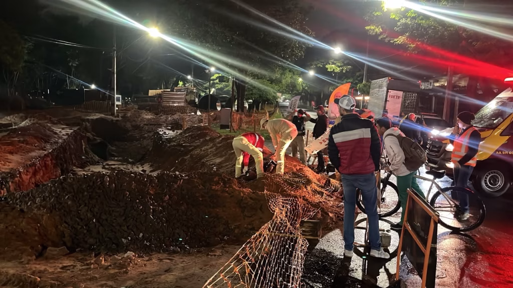 Mais um veículo caiu em vala de obra de drenagem em Umuarama