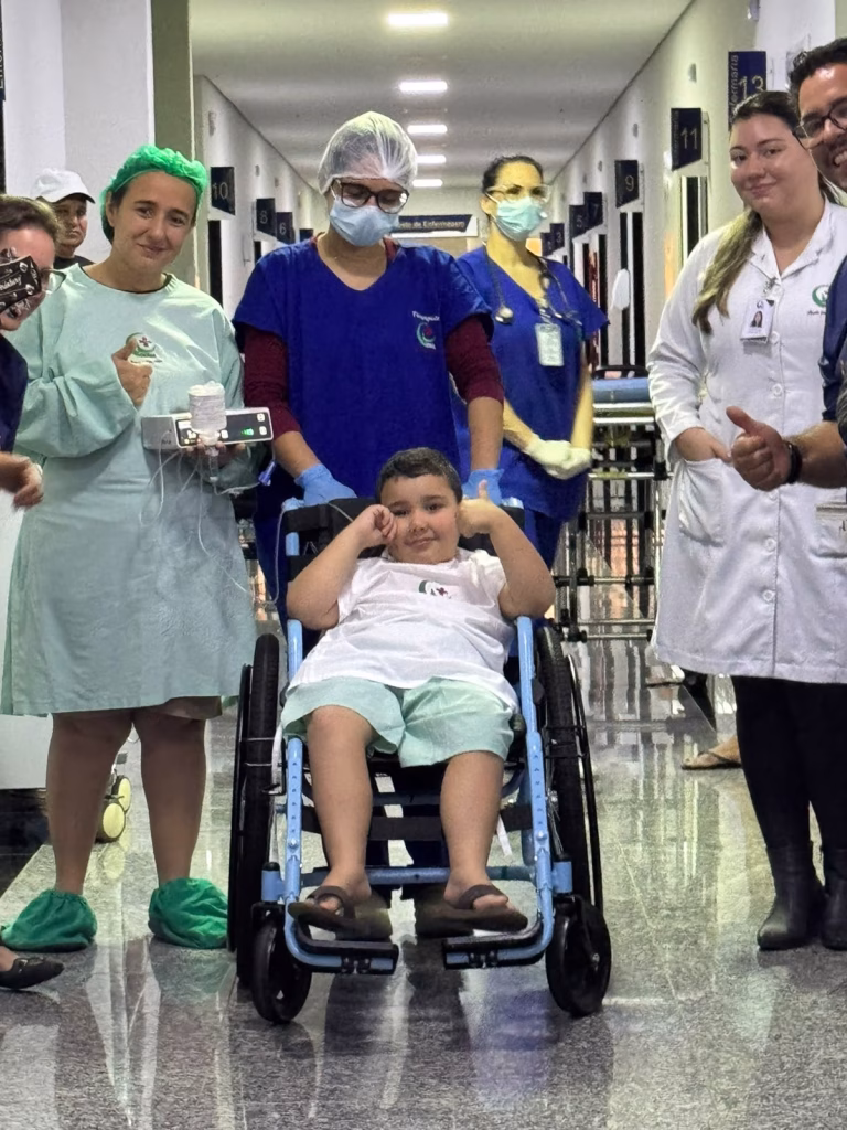 Voluntários levam músicas e orações para João Lucas no Hospital Cemil